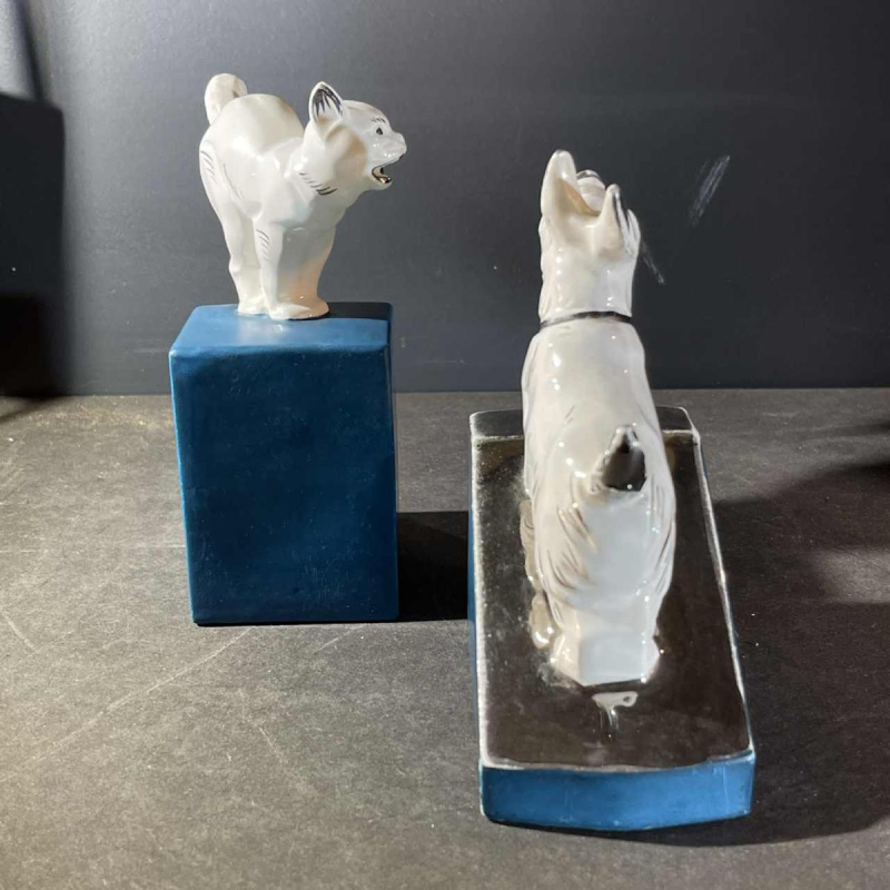 Serre-livres Art De´co asyme´triques, chien Scottish Terrier et chat, blanc bleu chrome, ce´ramique, ca 1930
