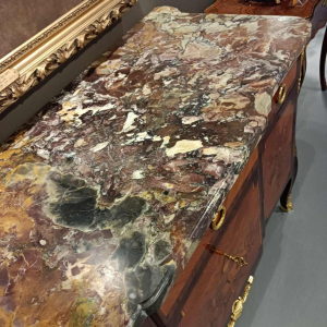 Overgang Louis XV - Louis XVI commode gestempeld G.Lavigne