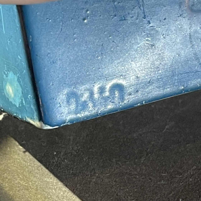 Serre-livres Art De´co asyme´triques, chien Scottish Terrier et chat, blanc bleu chrome, ce´ramique, ca 1930