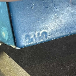 Serre-livres Art De´co asyme´triques, chien Scottish Terrier et chat, blanc bleu chrome, ce´ramique, ca 1930