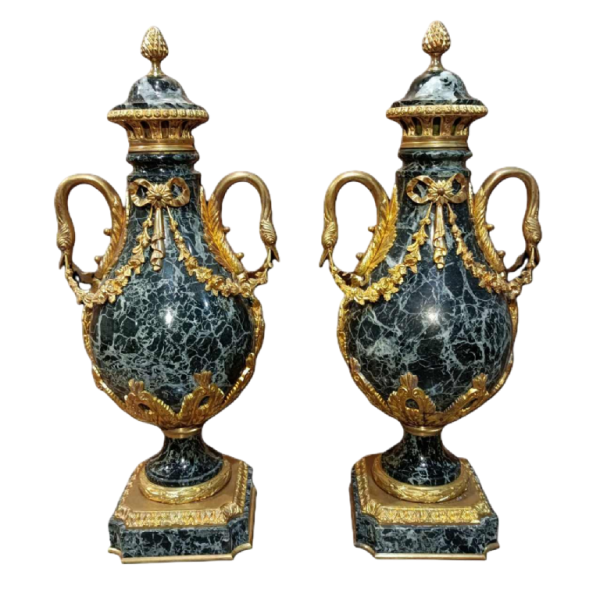 Paire d'urnes couvertes en marbre et bronze doré de style Louis XVI, XIXe s