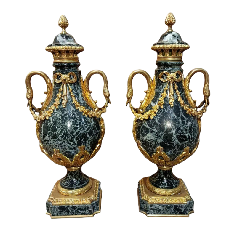 Paire d'urnes couvertes en marbre et bronze doré de style Louis XVI, XIXe s