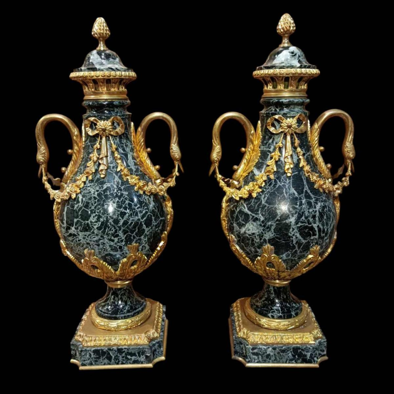 Paire d'urnes couvertes en marbre et bronze doré de style Louis XVI, XIXe s