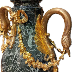 Paire d'urnes couvertes en marbre et bronze doré de style Louis XVI, XIXe s