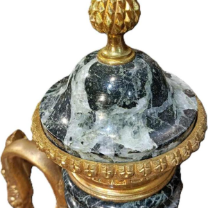 Paire d'urnes couvertes en marbre et bronze doré de style Louis XVI, XIXe s