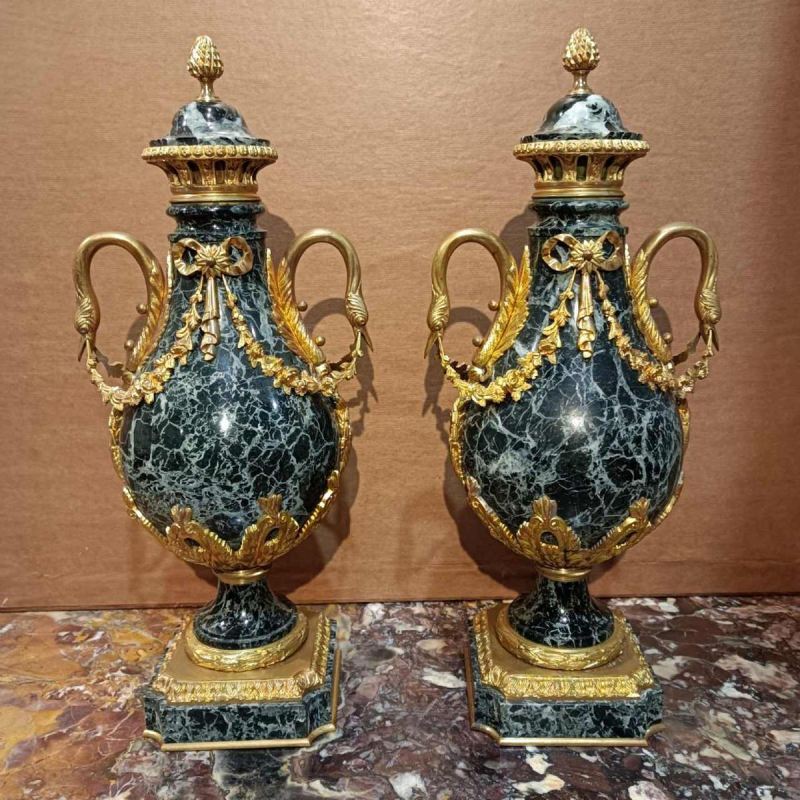 Paire d'urnes couvertes en marbre et bronze doré de style Louis XVI, XIXe s