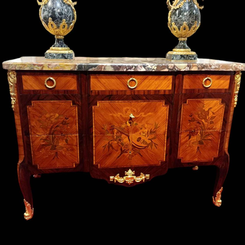 Paire d'urnes couvertes en marbre et bronze doré de style Louis XVI, XIXe s
