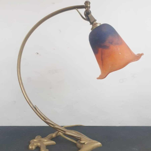 Daum Nancy, paire de lampes Art Nouveau pieds en bronze, tulipes en verre marmoréen, début XXe s