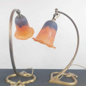 Daum Nancy, paar Art Nouveau lampen met bronzen voet en glazen tulpen, begin 20e eeuw
