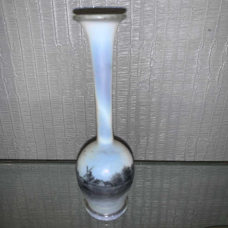 Vase soliflore Daum en verre opalescent décor en grisaille d'un paysage lacustre