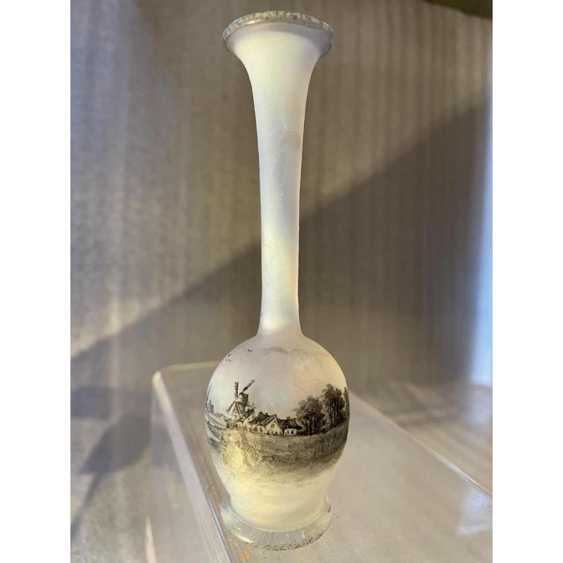 Daum soliflore vaas in opalescent glas met grisaille decoratie van een landschap aan een meer