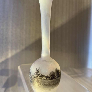 Daum soliflore vaas in opalescent glas met grisaille decoratie van een landschap aan een meer