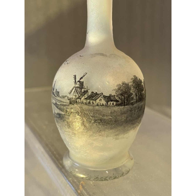 Vase soliflore Daum en verre opalescent décor en grisaille d'un paysage lacustre