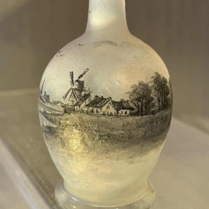 Daum soliflore vaas in opalescent glas met grisaille decoratie van een landschap aan een meer