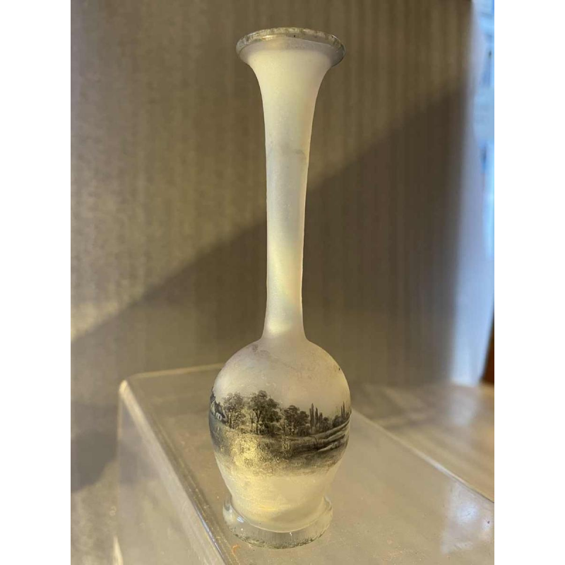 Daum soliflore vaas in opalescent glas met grisaille decoratie van een landschap aan een meer