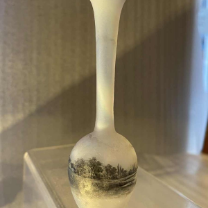 Vase soliflore Daum en verre opalescent décor en grisaille d'un paysage lacustre