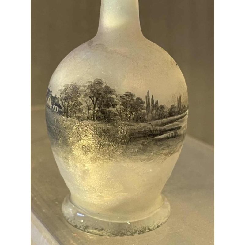 Daum soliflore vaas in opalescent glas met grisaille decoratie van een landschap aan een meer