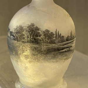 Daum soliflore vaas in opalescent glas met grisaille decoratie van een landschap aan een meer