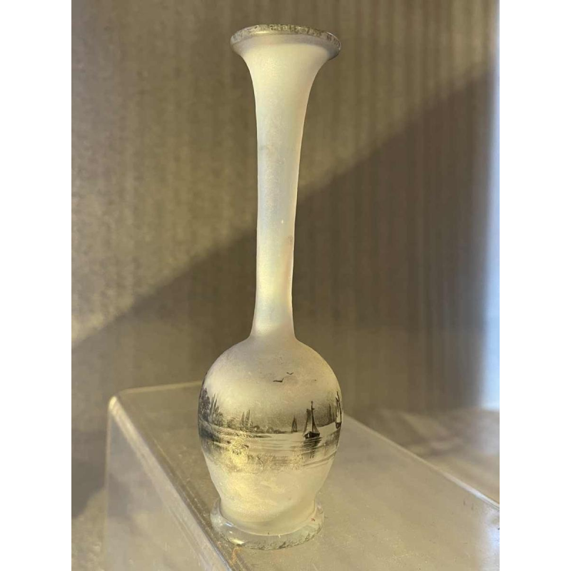 Daum soliflore vaas in opalescent glas met grisaille decoratie van een landschap aan een meer