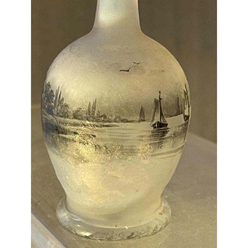 Daum soliflore vaas in opalescent glas met grisaille decoratie van een landschap aan een meer