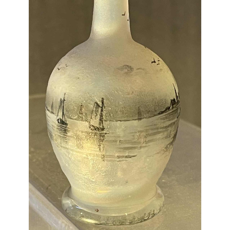 Vase soliflore Daum en verre opalescent décor en grisaille d'un paysage lacustre