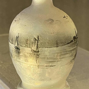 Daum soliflore vaas in opalescent glas met grisaille decoratie van een landschap aan een meer