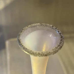 Daum soliflore vaas in opalescent glas met grisaille decoratie van een landschap aan een meer