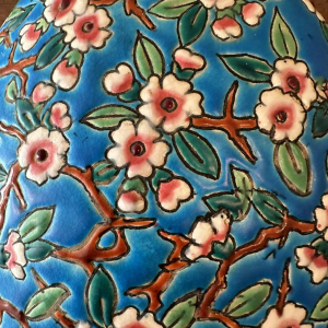 Emaux de Longwy, aardewerk platte vaas, klassiek 188 appelbloesem ontwerp, cloisonné email