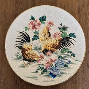 Emaux de Longwy, plat "coqs et poules" faïence émaillée, émaux cernés, bordure à l'or fin
