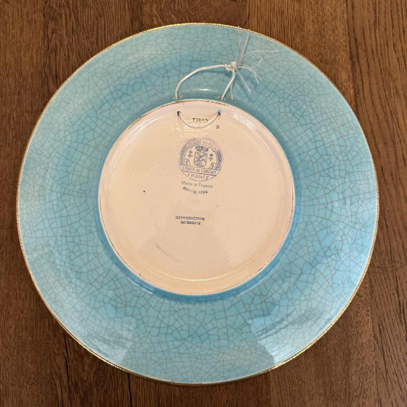 Emaux de Longwy, hanen en kippen geglazuurd aardewerk schaal, omringd email, fijne gouden rand