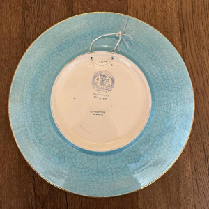 Emaux de Longwy, plat "coqs et poules" faïence émaillée, émaux cernés, bordure à l'or fin