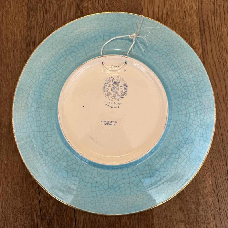 Emaux de Longwy, hanen en kippen geglazuurd aardewerk schaal, omringd email, fijne gouden rand