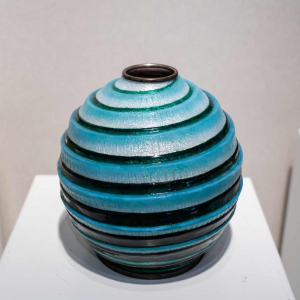 Camille Fauré (Limoges), blauw/groen geëmailleerde Art Deco vaas, koper en zilverwerk, ca. 1920