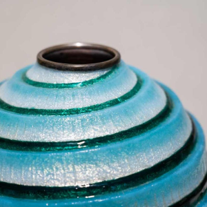 Camille Fauré (Limoges), blauw/groen geëmailleerde Art Deco vaas, koper en zilverwerk, ca. 1920