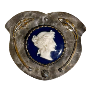 Boucle de ceinture, portrait de profil de dame en camée, laiton argenté, porcelaine émaillée, XIXe s