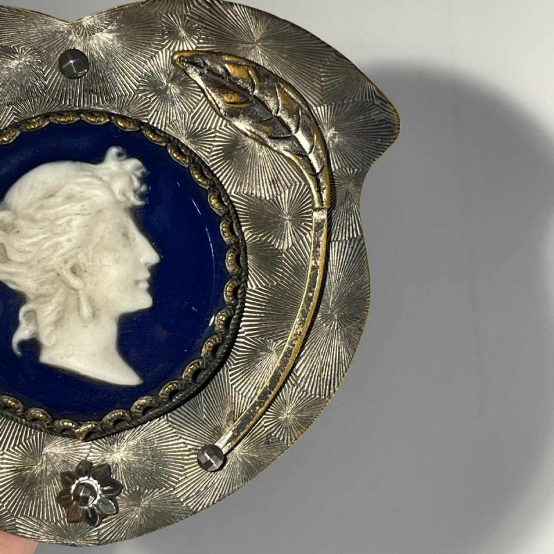 Riemgesp, camee portret van een dame in profiel, verzilverd messing, geëmailleerd porselein, 19e eeuw