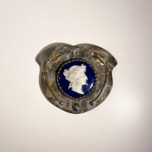 Boucle de ceinture, portrait de profil de dame en camée, laiton argenté, porcelaine émaillée, XIXe s