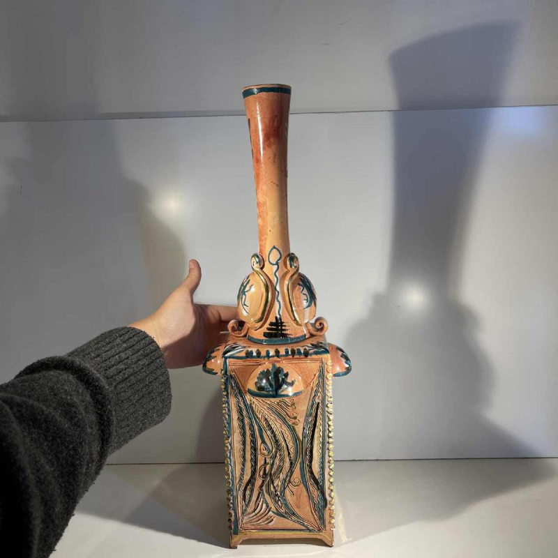 Maîtrise de Nimy, keramiek vaas met 4 handvaten (49cm), vegetale decoratie, gestrekte hals, vierkant lichaam, ca 1945