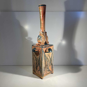 Maîtrise de Nimy, vase en céramique à 4 anses (49cm) à décor végétal, col étiré, corps section carrée, ca 1945