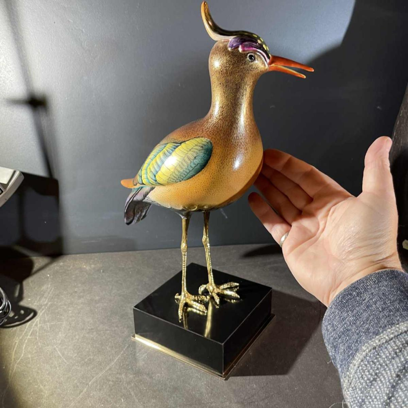 Giulia Mangani / Oggetti, sculpture 'Lapwing crested bird' polychrome porcelain & ormolu, Hollywood Regency ca 1970