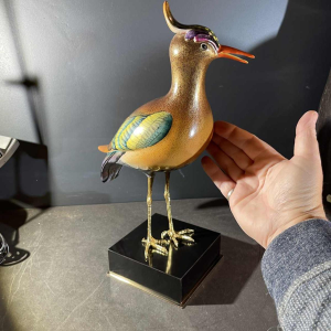 Giulia Mangani / Oggetti, sculpture 'Lapwing crested bird' polychrome porcelain & ormolu, Hollywood Regency ca 1970