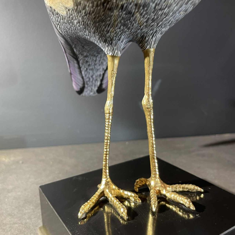 Giulia Mangani / Oggetti, sculpture 'Lapwing crested bird' polychrome porcelain & ormolu, Hollywood Regency ca 1970