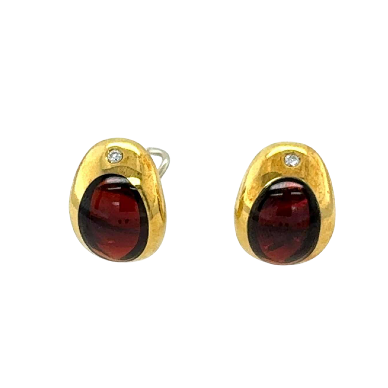 Paar gouden oorbellen bezet met diamanten en granaten