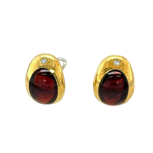 Paar gouden oorbellen bezet met diamanten en granaten