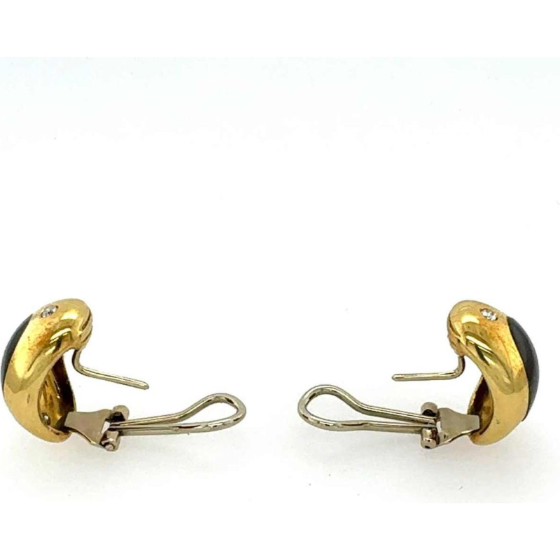 Pair of gold earrings set with diamonds and garnets