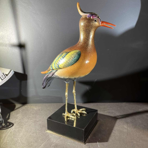 Giulia Mangani / Oggetti, sculpture 'Lapwing crested bird' polychrome porcelain & ormolu, Hollywood Regency ca 1970