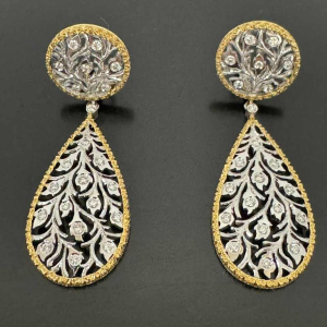 Paire de boucles d'oreilles en or bicolore serties de diamants