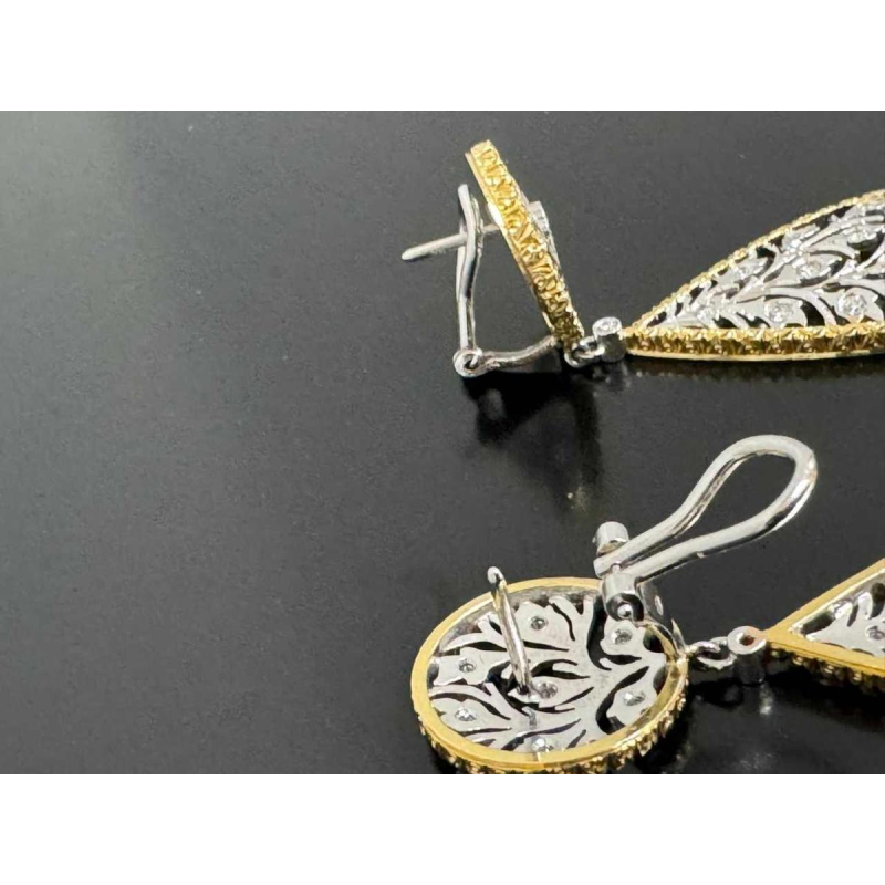 Paar tweekleurige gouden oorbellen bezet met diamanten