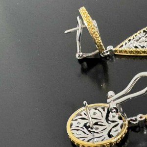 Paire de boucles d'oreilles en or bicolore serties de diamants