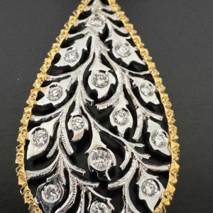 Paar tweekleurige gouden oorbellen bezet met diamanten